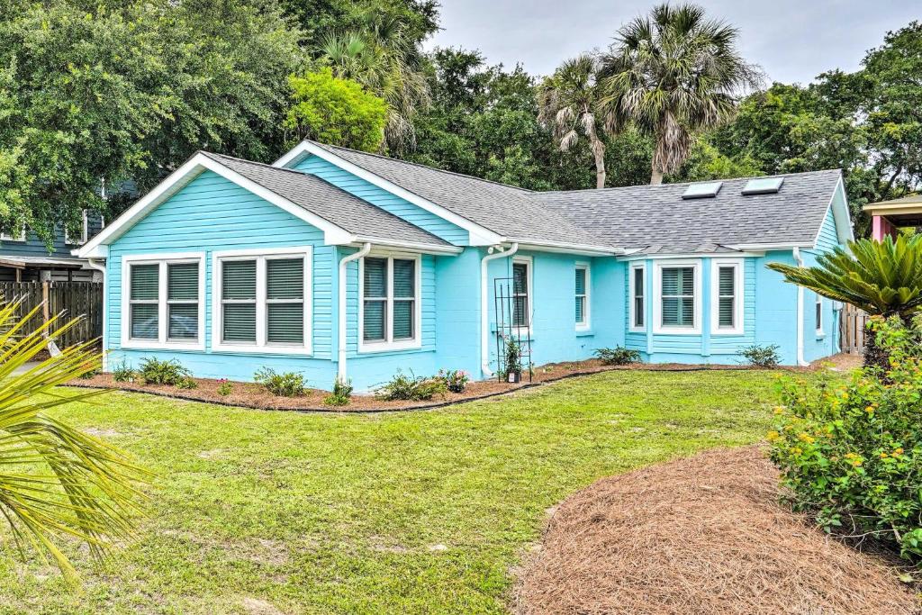 Beachy Isle of Palms Home 1 Block to Coast! photo 1