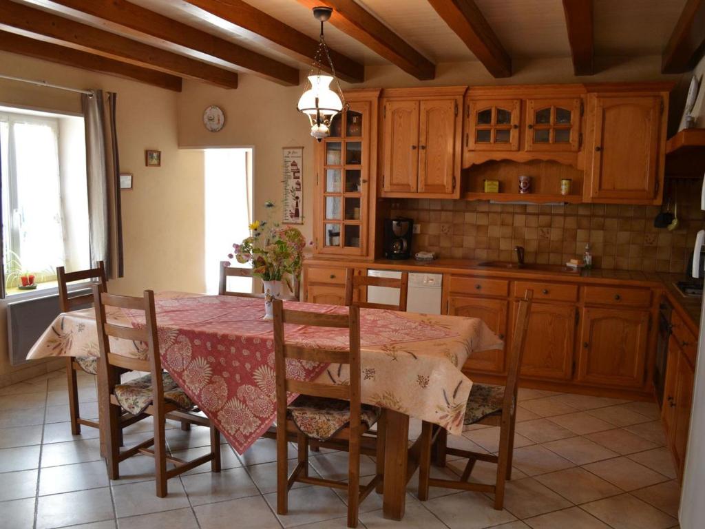 Gîte Saint-Genis-d'Hiersac, 4 pièces, 6 personnes - FR-1-653-117 photo 3
