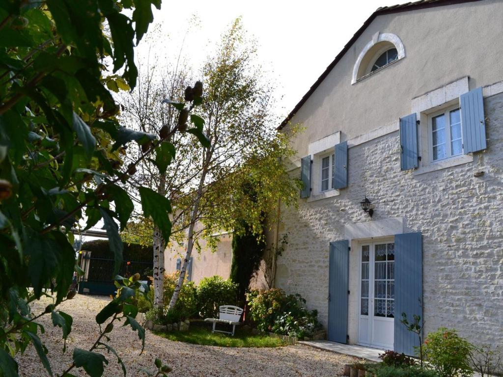 Gîte Saint-Genis-d'Hiersac, 3 pièces, 4 personnes - FR-1-653-162
