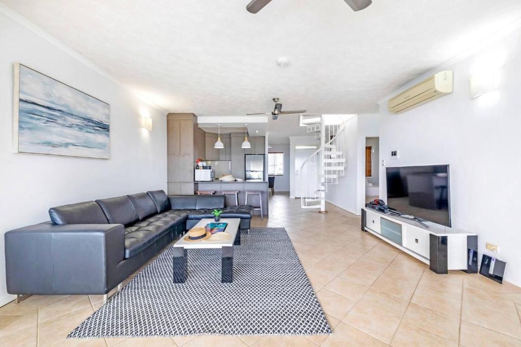 Cullen Bay Penthouse with Pool, Decks and Marina Views photo 3