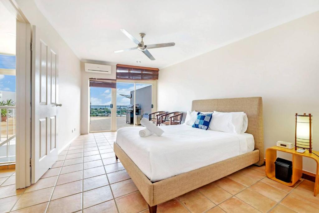 Cullen Bay Penthouse with Pool, Decks and Marina Views photo 4