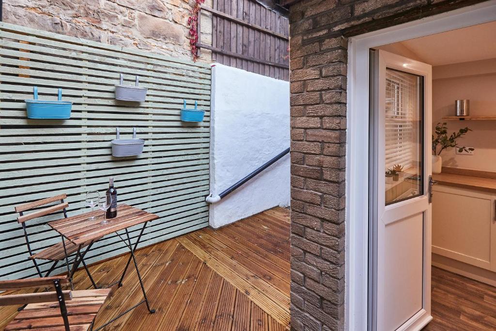 Host Stay Sion Hall Cottage - Tap to explore photos