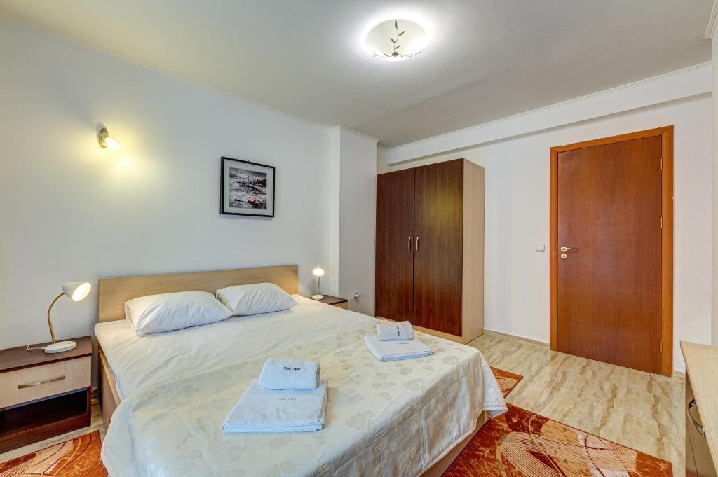 Bright and Spacious 2-BDR Apartment with Balcony photo 1