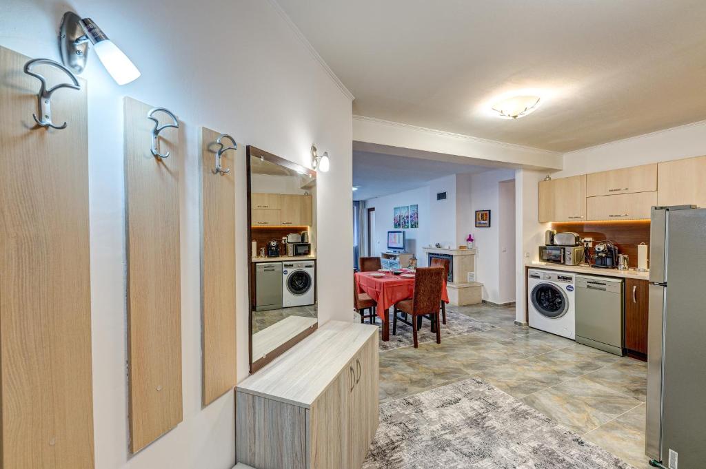 Bright and Spacious 2-BDR Apartment with Balcony photo 4