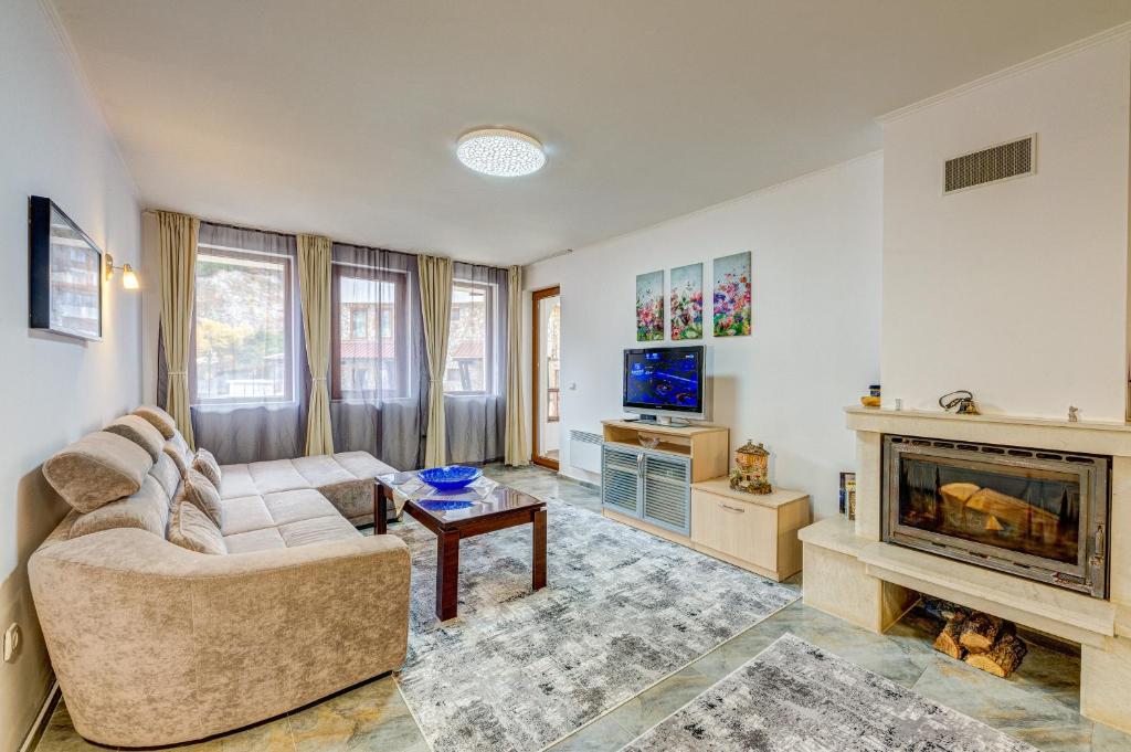 Bright and Spacious 2-BDR Apartment with Balcony photo 3
