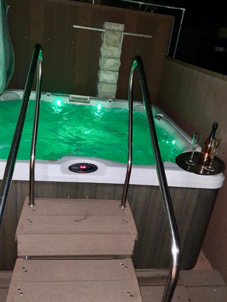 Apartments Pine & Oak with shared hot tub