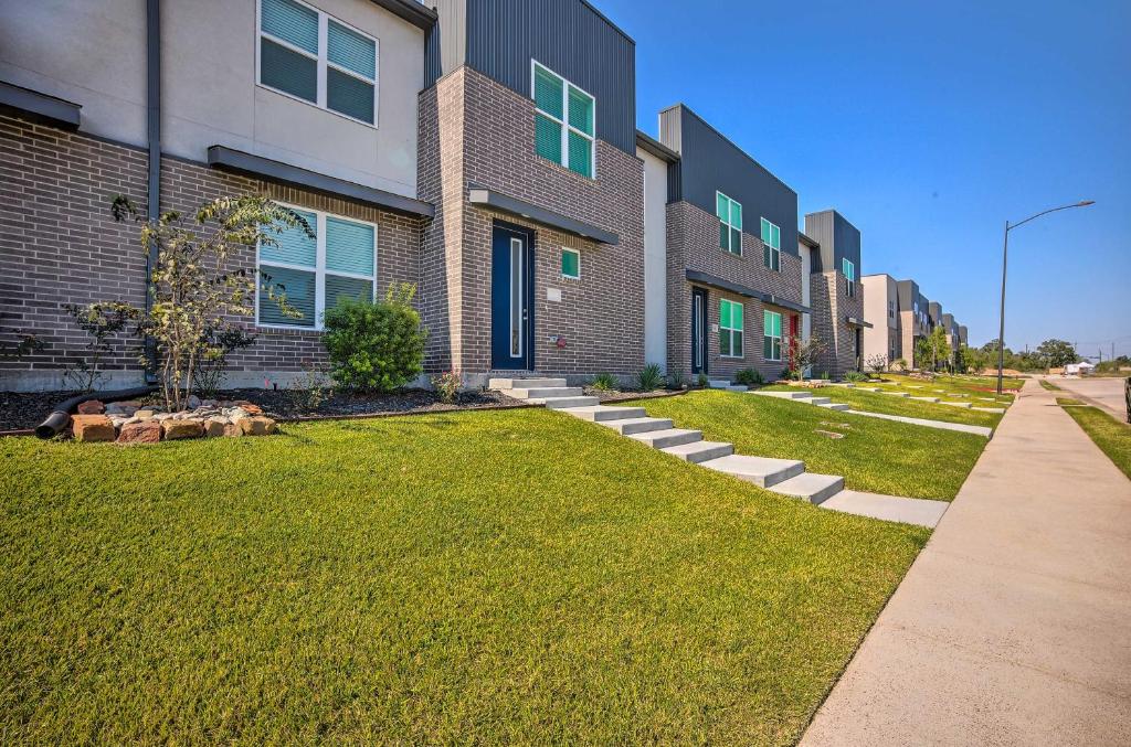 College Station Townhome with Furnished Patio! photo 2