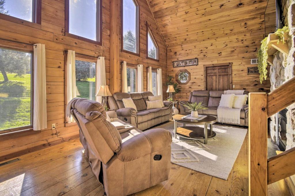 Beautiful Mount Joy Cabin with Pool and Sauna! photo 2