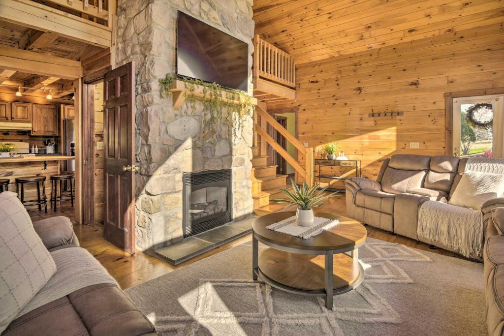 Beautiful Mount Joy Cabin with Pool and Sauna! photo 3