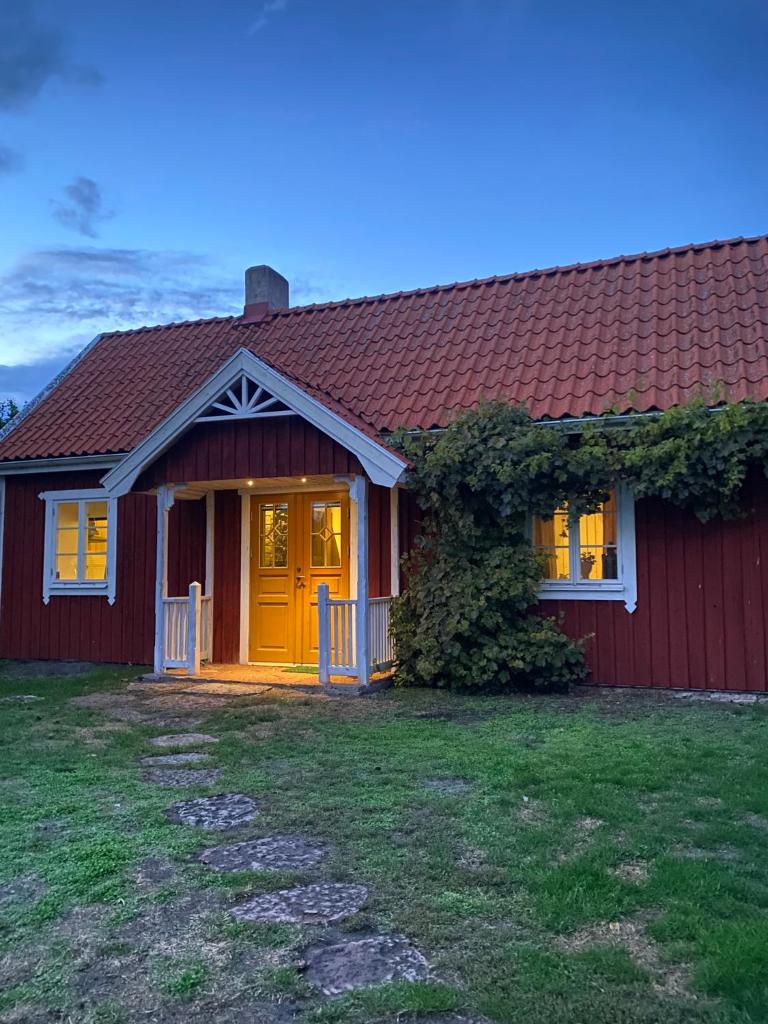 Bo i egen stuga på härlig ölandsgård photo 1