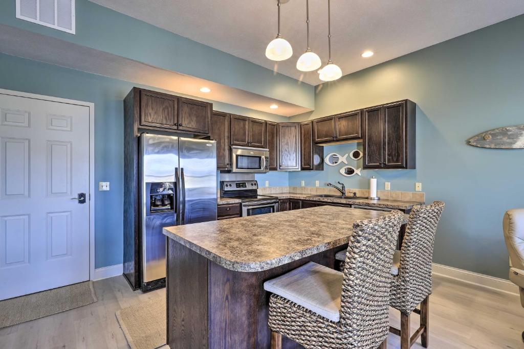 Dtwn Ludington Condo Balcony, Walk To Beach! photo 1