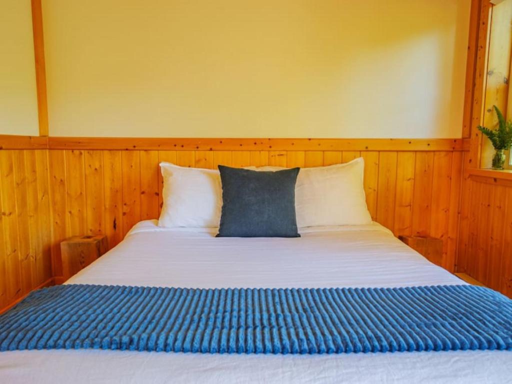 The Perch Modern 2 Bed Cabin with Patio and Hot Tub photo 4