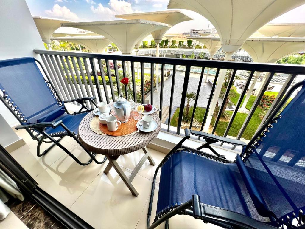 Luxury hotel apartment with pools in front AUC photo 1