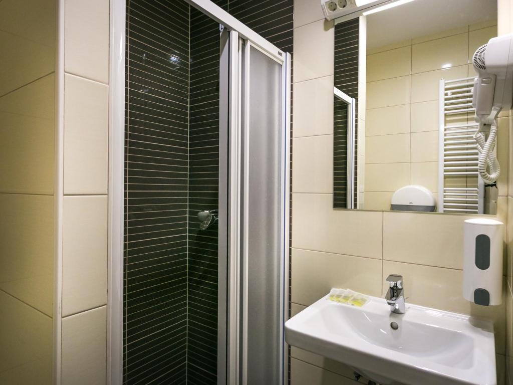 Двухместный (Двухместный номер Делюкс с 1 кроватью и балконом), Hostel Moving