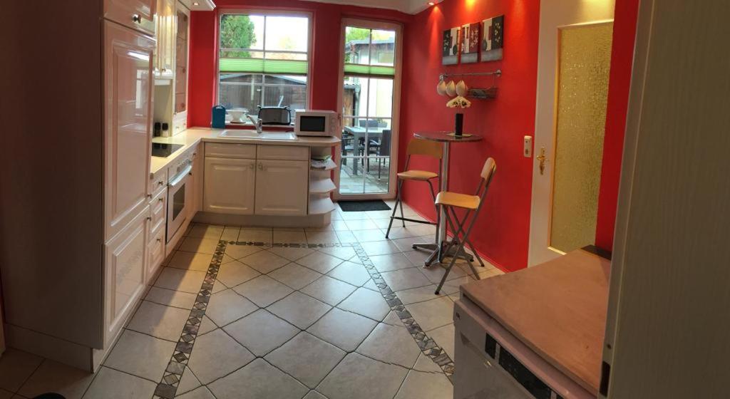 Schöne Große Wohnung, Terrasse, Kamin, Parkplatz, 2 Schlafzimmer photo 2