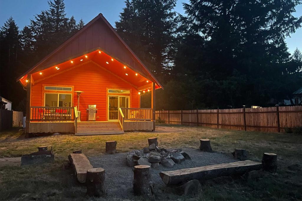 Rustic Cabin Near Mt Rainier Fire Pit and BBQ! photo 1