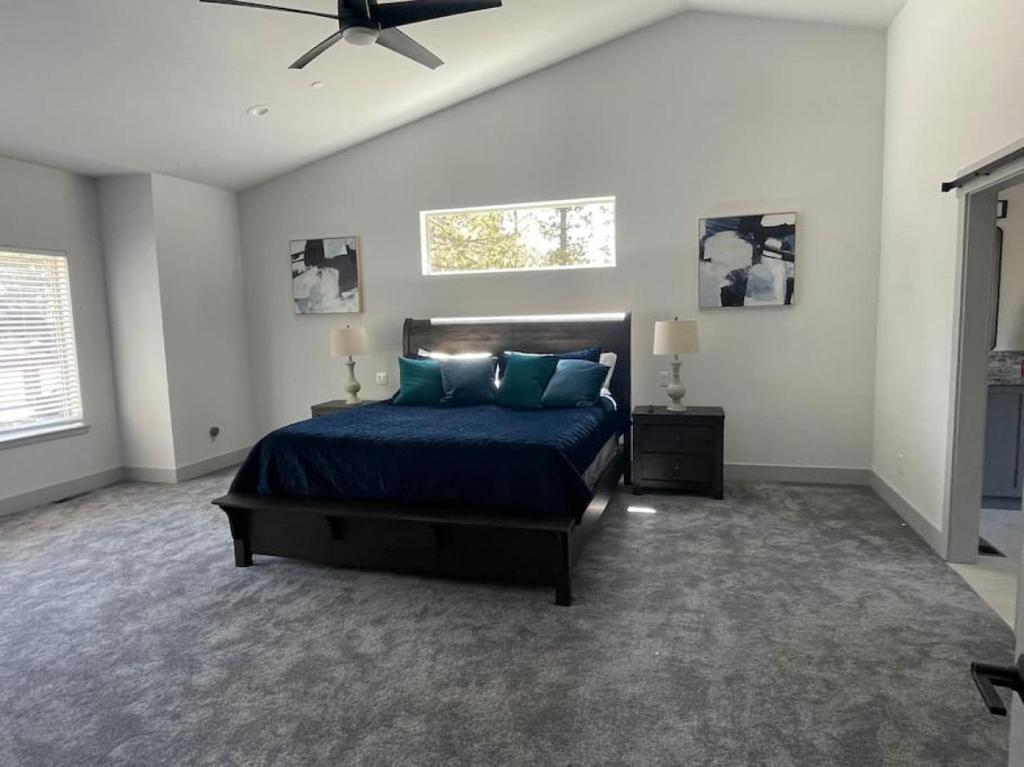King Bed New Build Christmas Valley Garage Parking photo 2