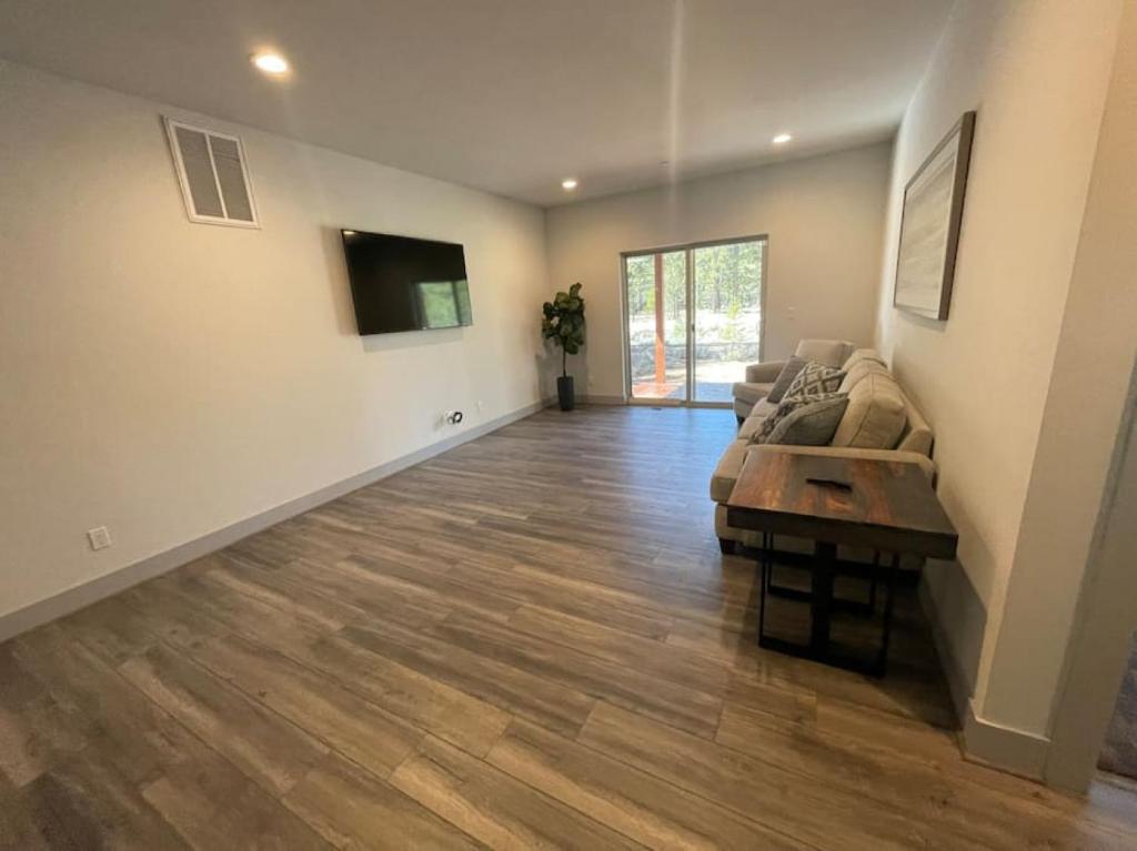 King Bed New Build Christmas Valley Garage Parking photo 3
