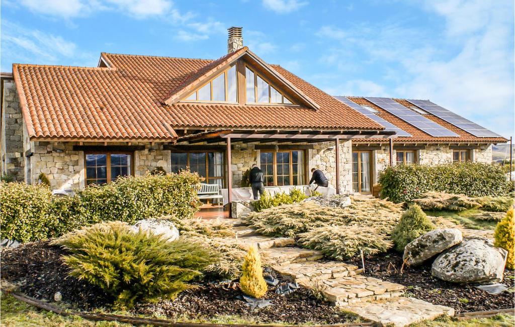 Beautiful Home In Navarredonda De Gredos With Wifi, 3 Bedrooms And Outdoor Swimming Pool photo 1