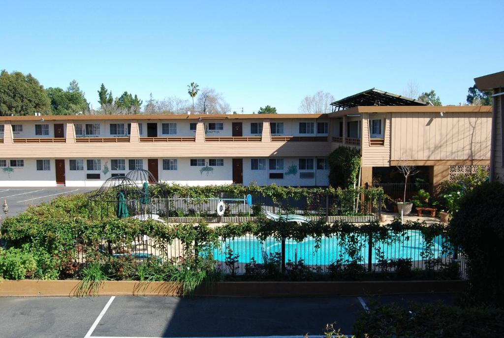 Stanford Motor Inn photo 1