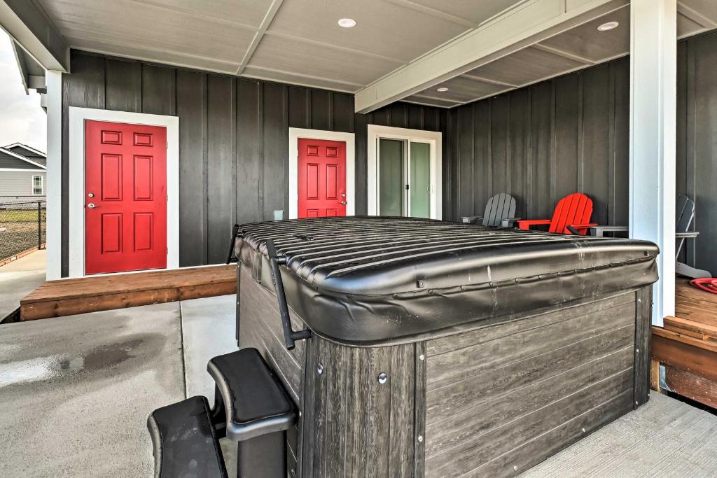 Ocean Shores Getaway with Fireplace and Hot Tub! photo 2