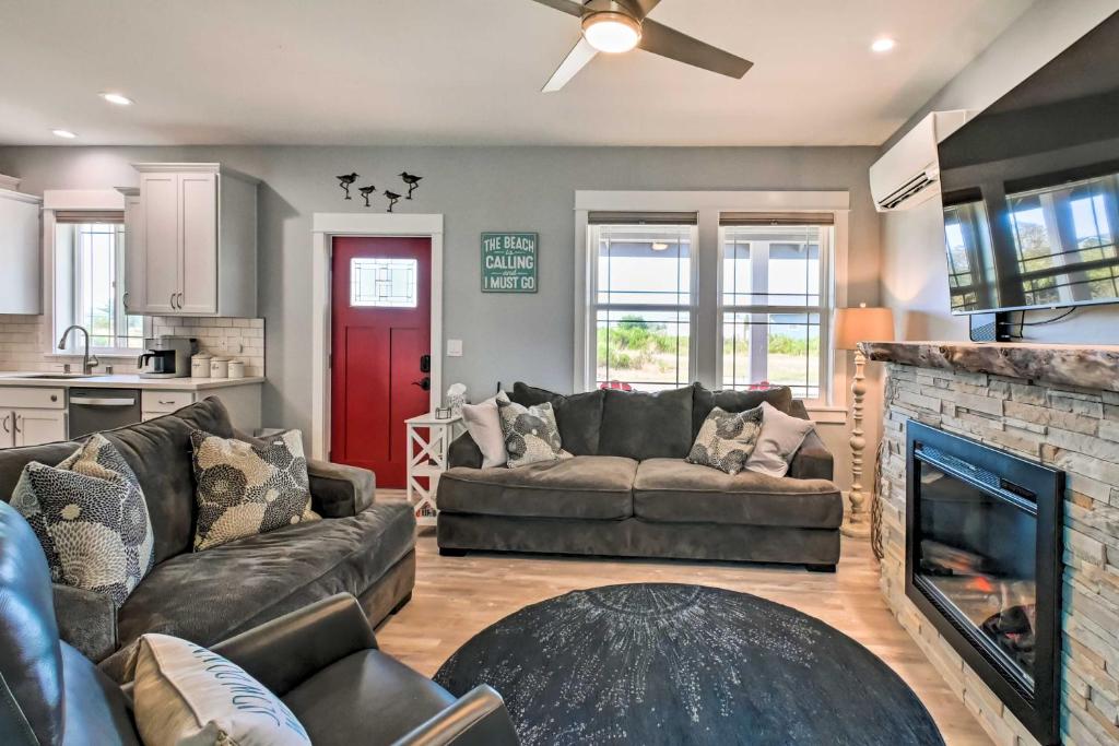 Ocean Shores Getaway with Fireplace and Hot Tub! photo 3