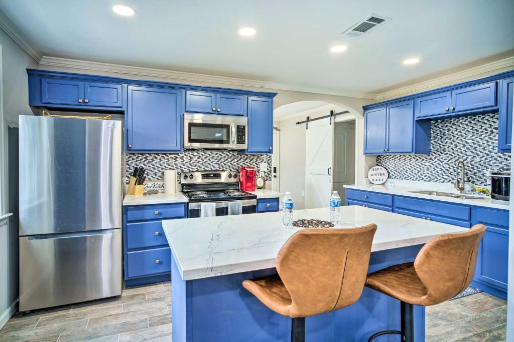 Blue Cottage in the Bayou with Private Yard! photo 1
