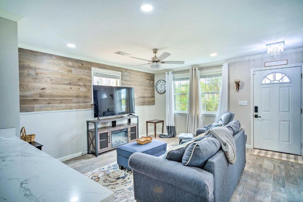 Blue Cottage in the Bayou with Private Yard! photo 3