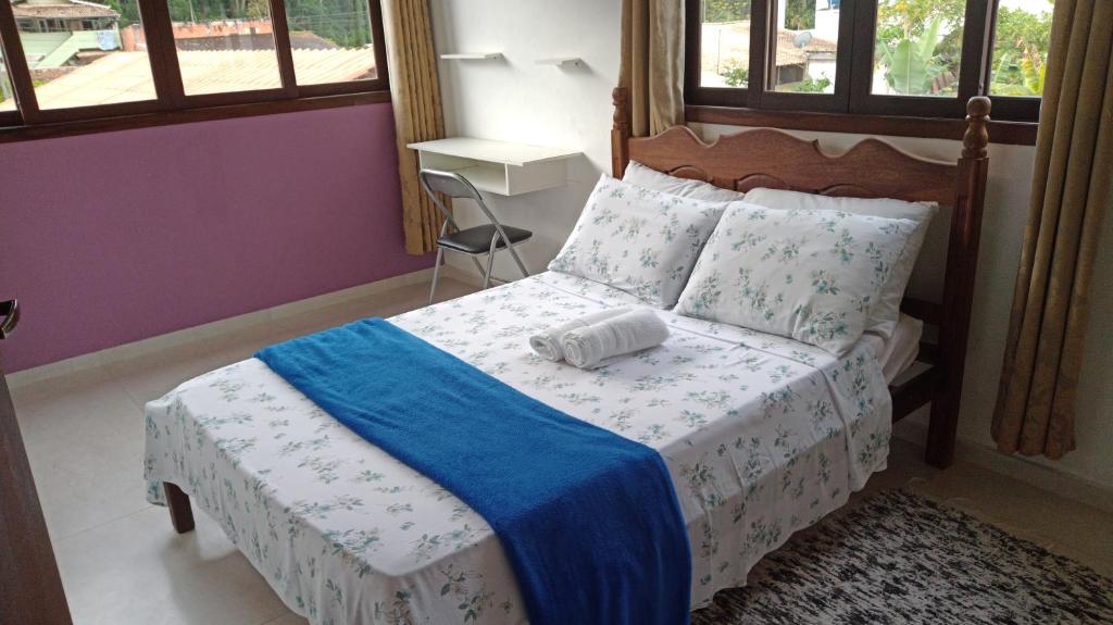 Casa roxa com piscina em condomínio photo 3