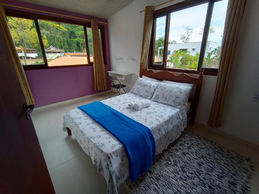 Casa roxa com piscina em condomínio photo 2
