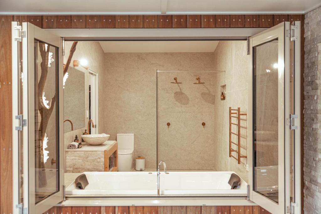 Bruny Island Oceanfront Luxe Cabin with Spa photo 1