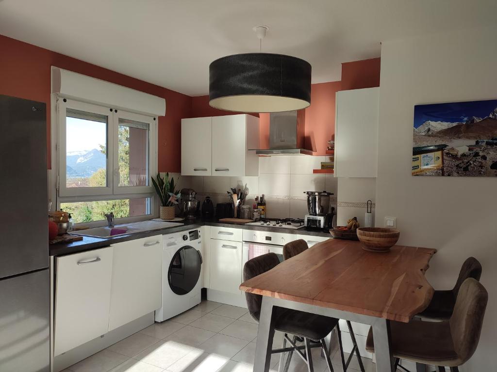 Appartement plein centre village, vue montagnes, proximité immédiate lac photo 1