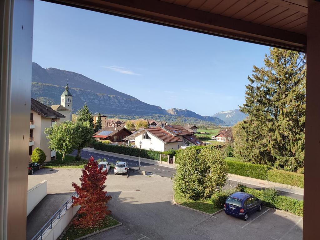 Appartement plein centre village, vue montagnes, proximité immédiate lac photo 2
