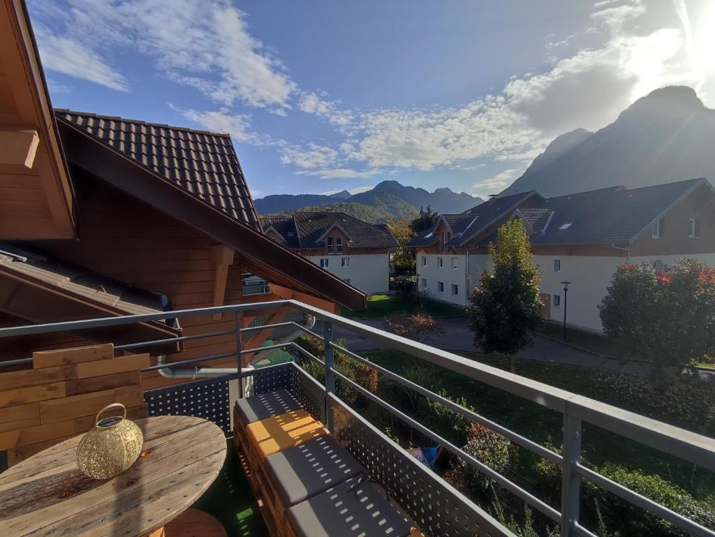 Appartement plein centre village, vue montagnes, proximité immédiate lac photo 4