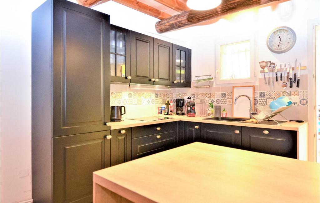 Amazing Home In St-quentin-la-poterie With Outdoor Swimming Pool, 3 Bedrooms And Wifi photo 4