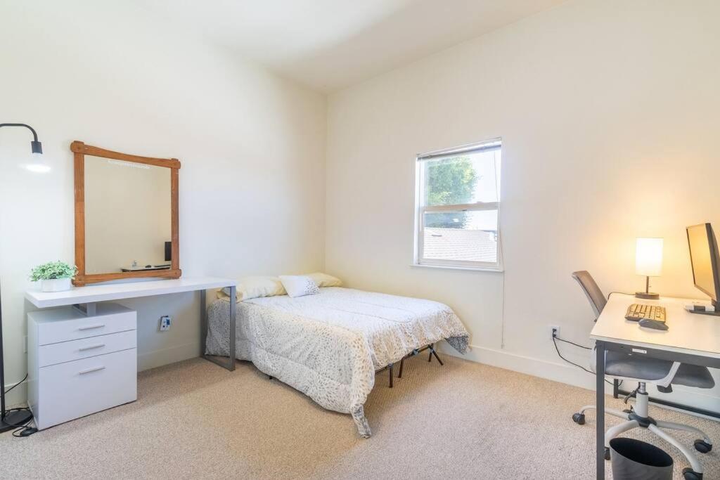 Huge Modern 4 Bedroom Flat w/ City Views and Deck image