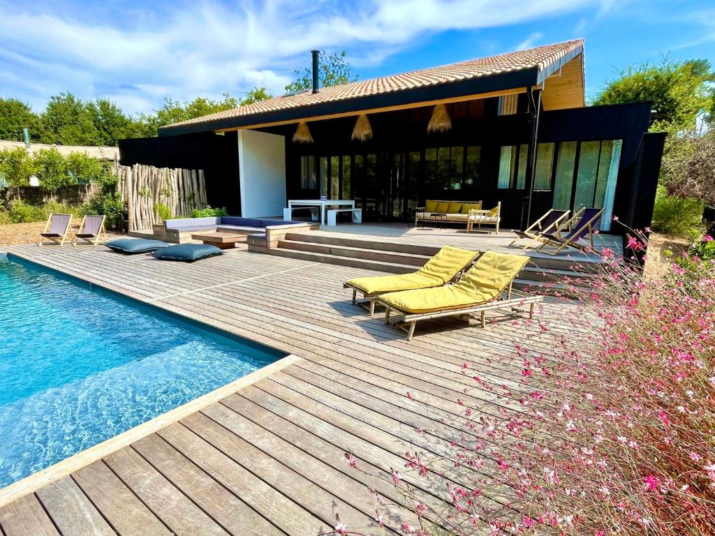New luxurious architects villa with pool a few steps from the beach photo 1