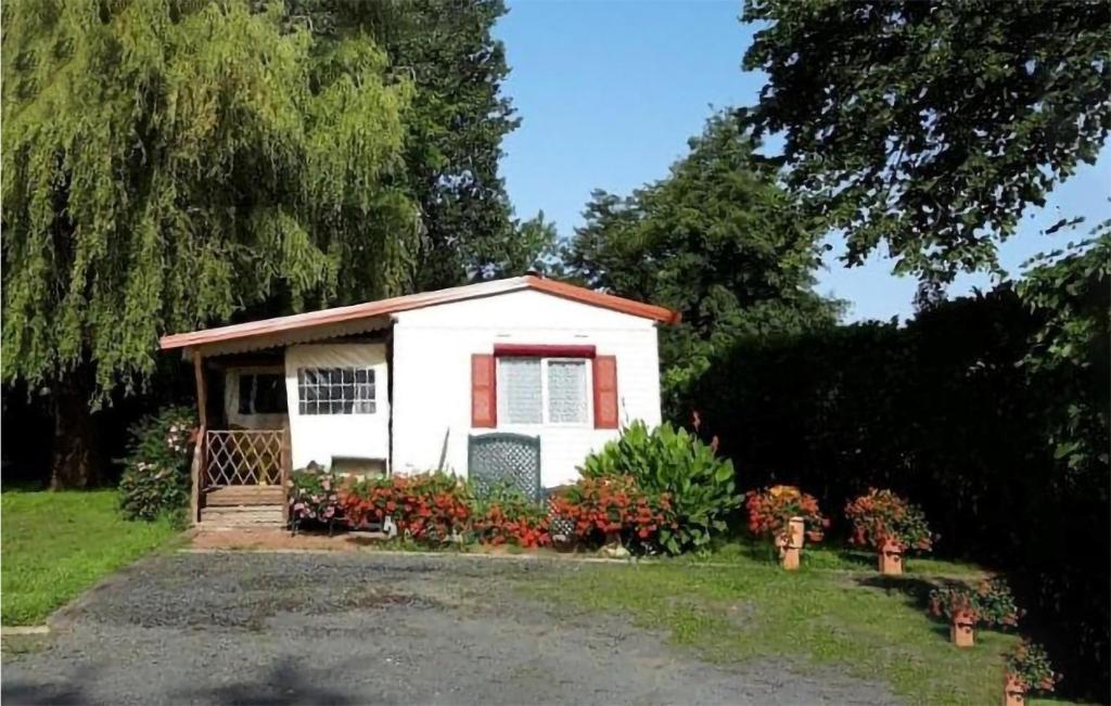 Stunning Caravan In Saint-pe-sur-nivelle With 3 Bedrooms And Wifi