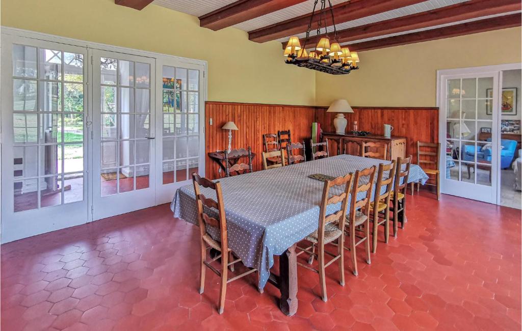 Beautiful Home In Guerande With Wifi And 8 Bedrooms photo 3