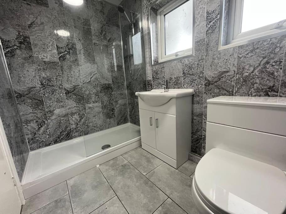 Chalet 59 Florida Holiday Park Hemsby - Tap to explore photos