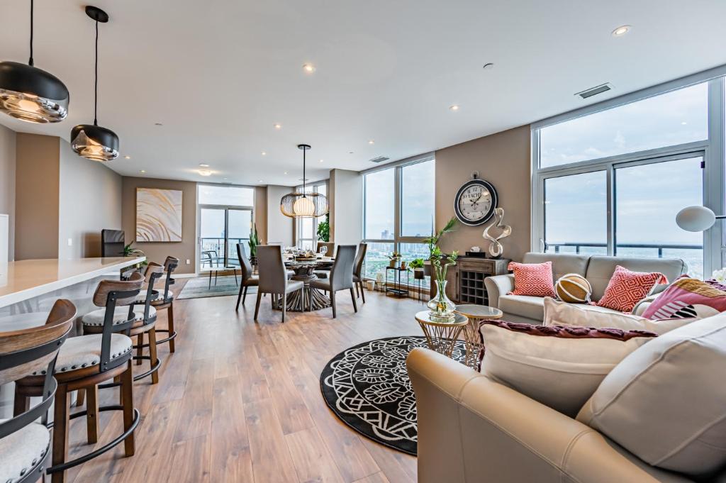 Amazing 3 Bed 4 Bath Penthouse with Roof Top Terrace close to Airport