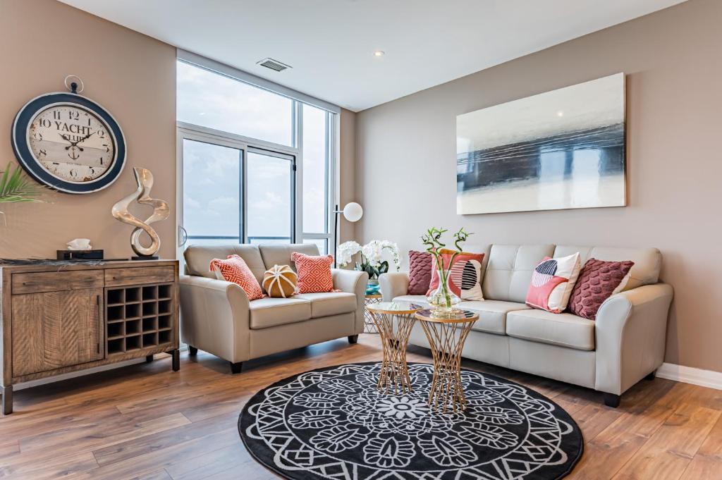 Amazing 3 Bed 4 Bath Penthouse with Roof Top Terrace close to Airport photo 1