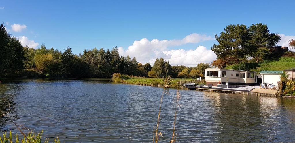 Carafun aan het water Ooltgensplaat photo 1