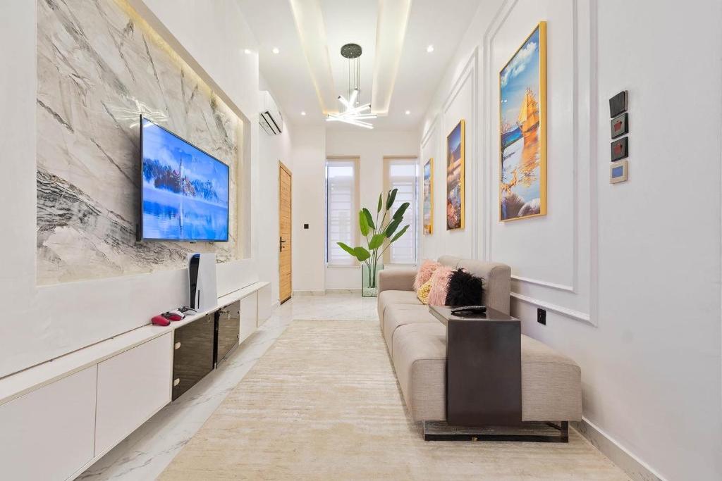 SID LUXURY SHORTLET LEKKI - Lagos with Swimming Pool, PS 5, Snooker & Table Tennis photo 3