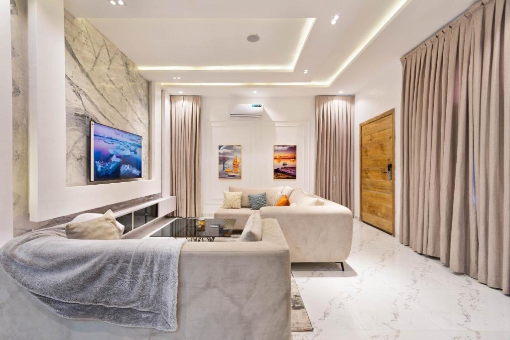 SID LUXURY SHORTLET LEKKI - Lagos with Swimming Pool, PS 5, Snooker & Table Tennis photo 1