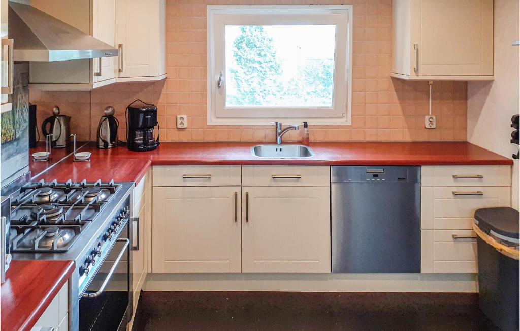 Stunning Home In Heinkenszand With 3 Bedrooms, Wifi And Outdoor Swimming Pool photo 2
