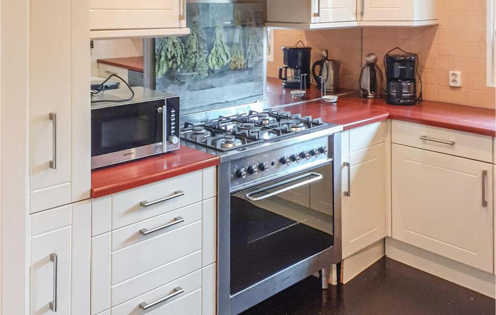 Stunning Home In Heinkenszand With 3 Bedrooms, Wifi And Outdoor Swimming Pool photo 3