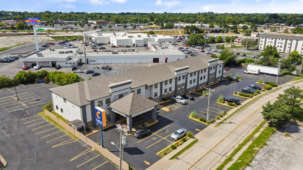 Comfort Inn & Suites St Louis-Hazelwood photo 1