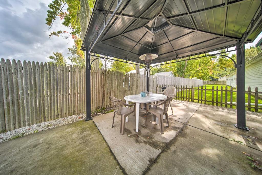 Geneva-on-the-Lake Cottage with Patio - Walk to Shore photo 1
