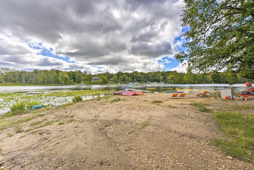 Cozy Cabin Community Pool and Lakefront Beach! photo 1